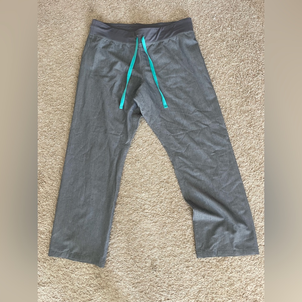 Figs Women’s Livingston Basic Scrub Pants Medium Petite, Graphite